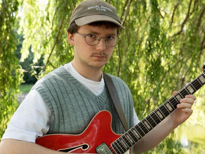 Det unge guitartalent Casper Hejlesen er med som særlig gæst denne aften.